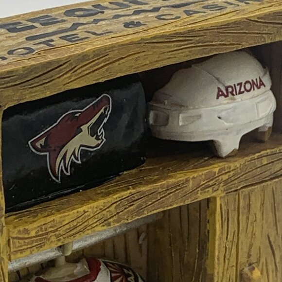 Arizona Coyotes Martin Hanzal #11 Locker Room Display Veequiva Hotel & Casino - Picture 12 of 15